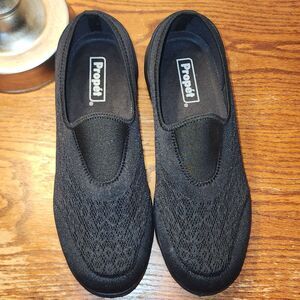 Propet TravelActiv Slip On Sneakers 10W Black Comfort Walking Shoes Wide NWOT